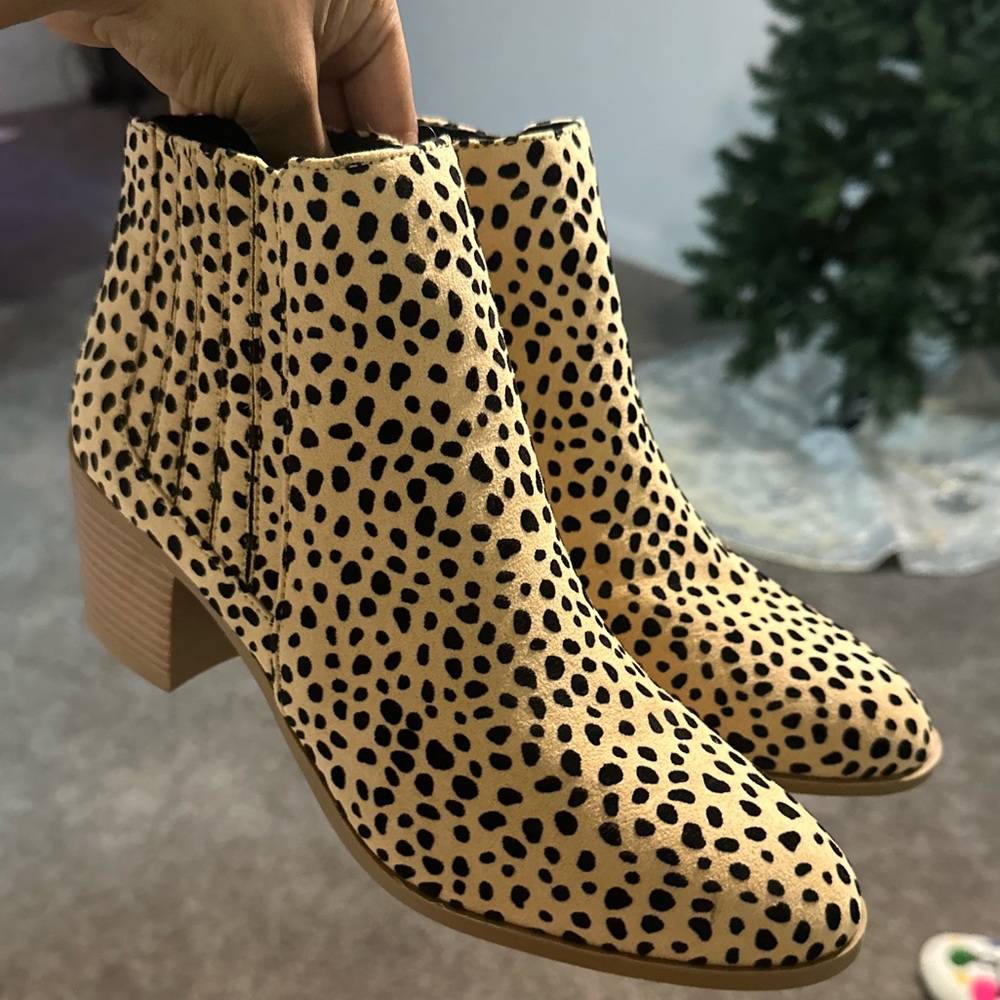 Cheetah printy boots